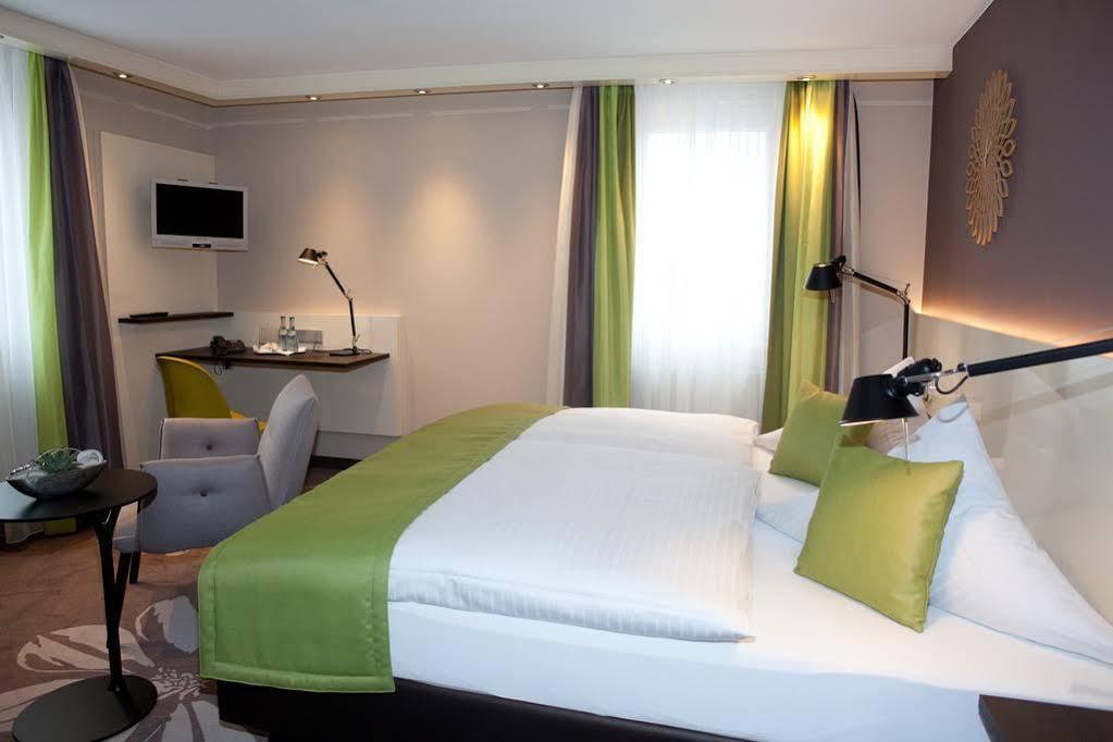 Hotel-Restaurant Arneggers Adler Tiefenbronn エクステリア 写真