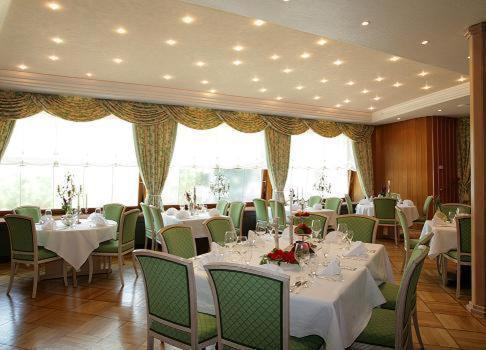 Hotel-Restaurant Arneggers Adler Tiefenbronn エクステリア 写真
