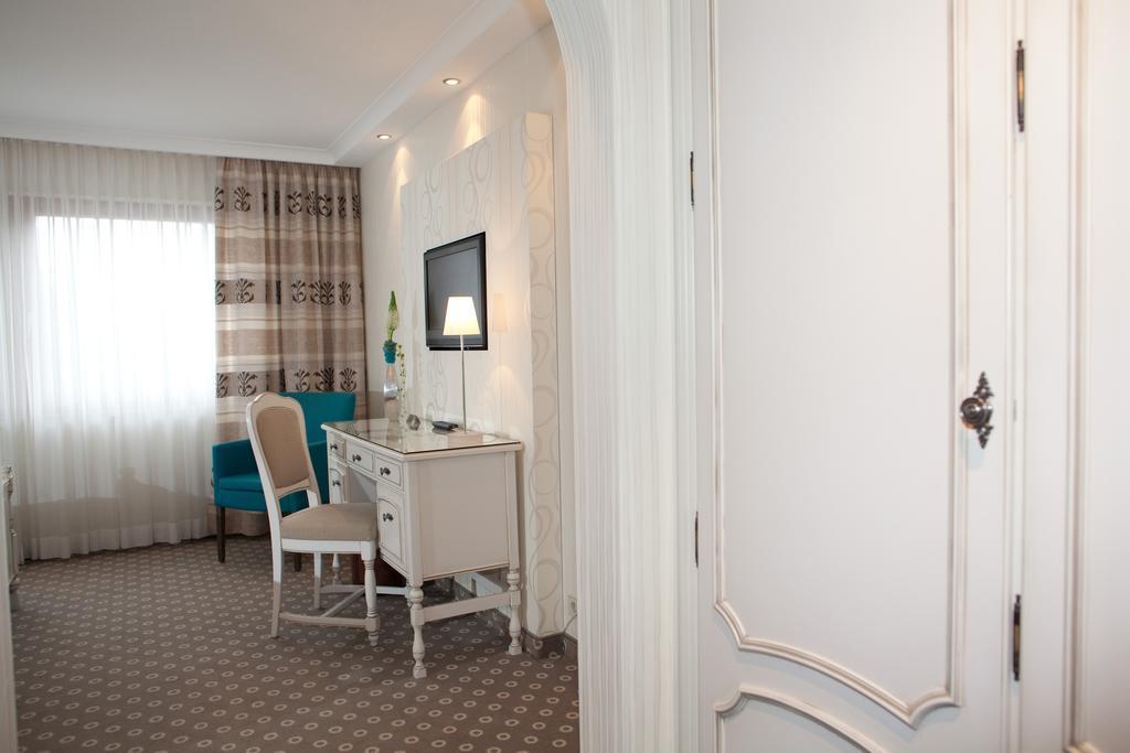 Hotel-Restaurant Arneggers Adler Tiefenbronn エクステリア 写真