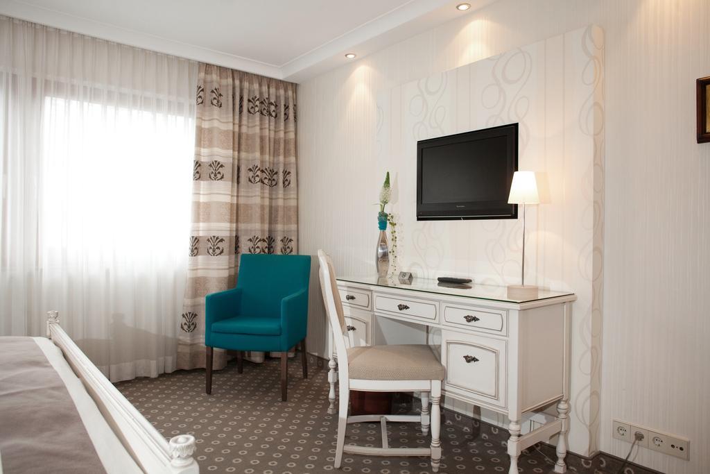 Hotel-Restaurant Arneggers Adler Tiefenbronn エクステリア 写真