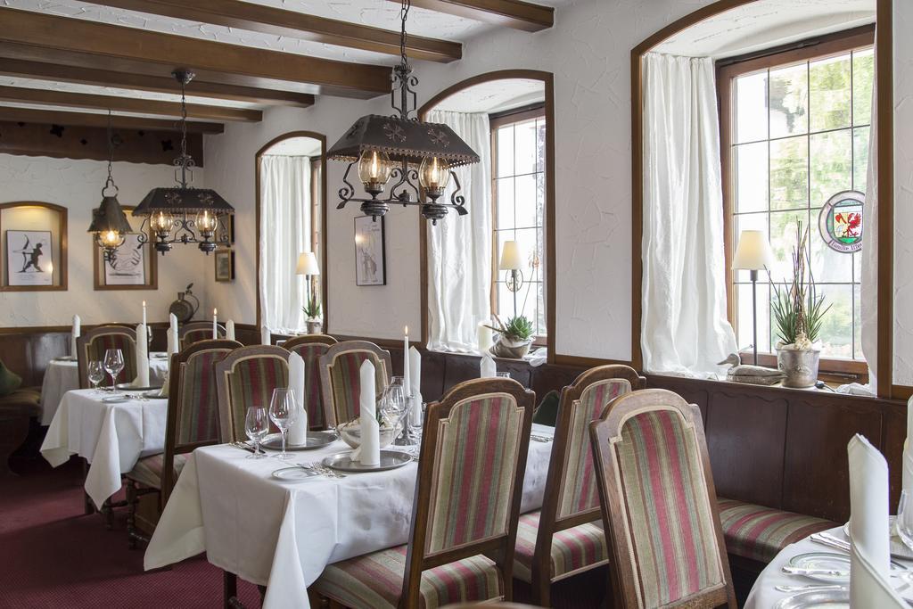 Hotel-Restaurant Arneggers Adler Tiefenbronn エクステリア 写真